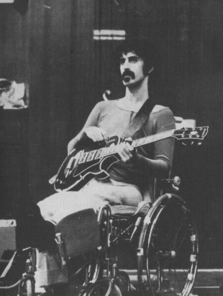 Frank Zappa sulla sedia a rotelle