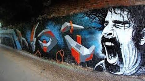 Murale di Frank Zappa sotto un ponte a Londra