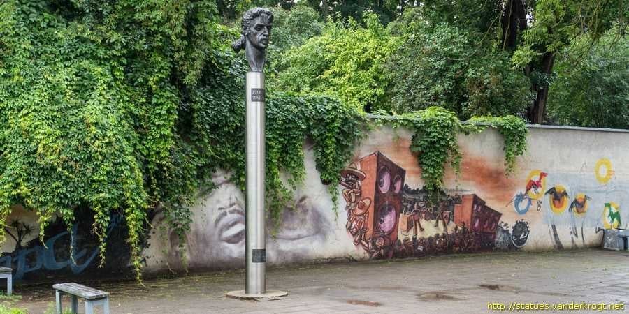 Statua dedicata a Frank Zappa eretta a Vilnius nel 1995