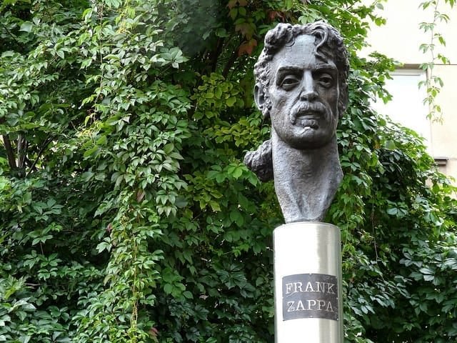 Statua dedicata a Frank Zappa eretta a Vilnius nel 1995