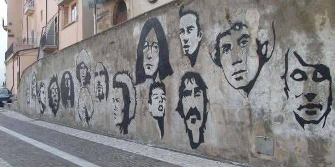Frank Zappa dipinto sul muretto di Tocco da Casauria
