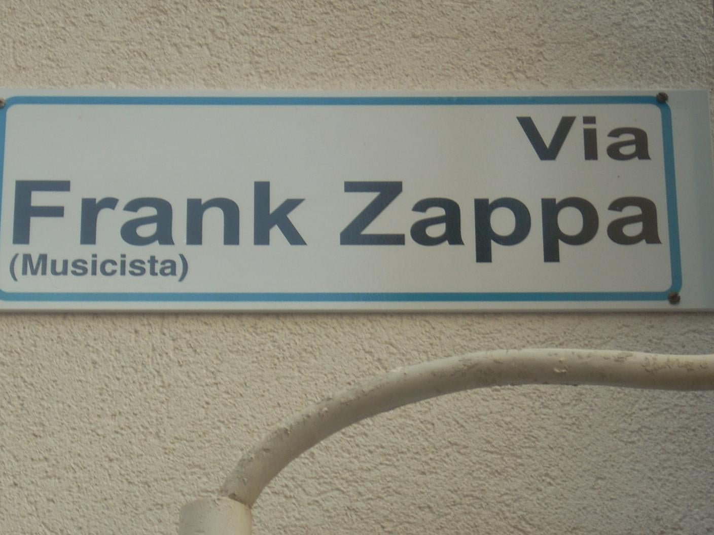 Via intitolata a Frank Zappa il 28 novembre 2012 a Partinico (Palermo)