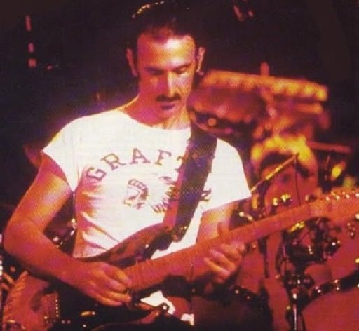 “Continuerò a divertirmi a suonare la chitarra prendendo in giro tutto ciò che ritengo stupido…