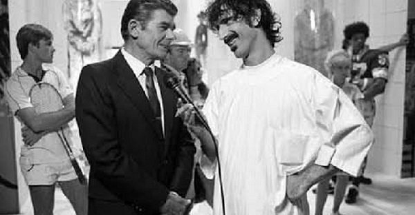 “La prima cosa da fare, nel caso Ronald Reagan stia parlando in televisione…