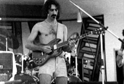 FZ: “Amo suonare la chitarra, ma non mi piace farlo così tanto da…