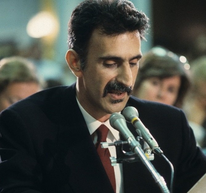 FZ: “I fatti cattivi producono leggi cattive e le persone che promulgano leggi cattive sono…