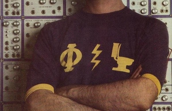 I simboli di Phi Zappa Krappa sulla maglietta di Frank Zappa