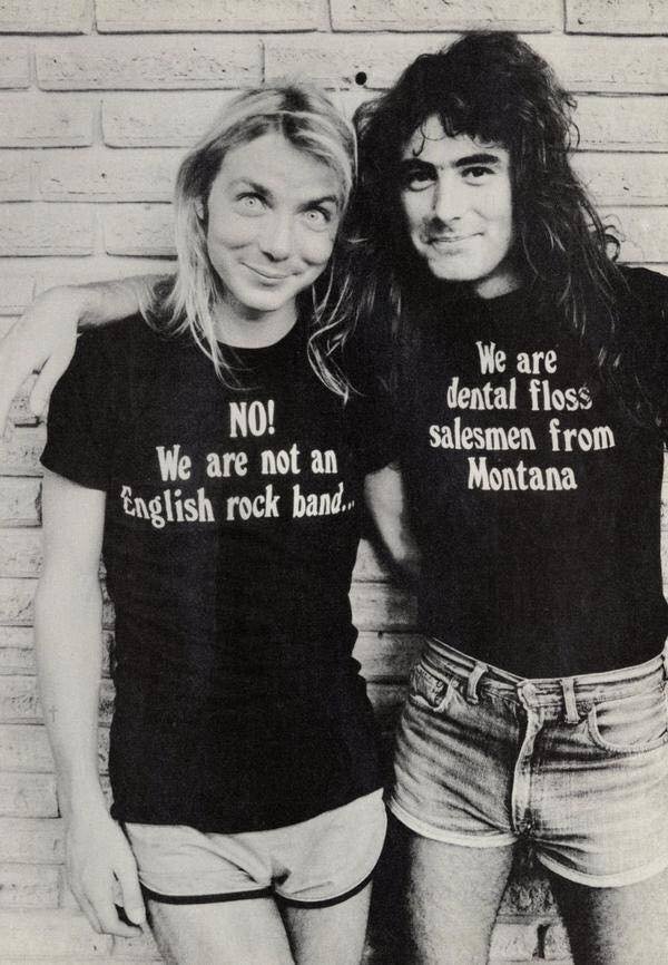 Dave Murray e Steve Harris degli Iron Maiden con t-shirt Dental Floss