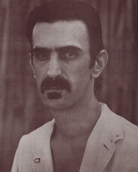 Frank Zappa taglia i capelli