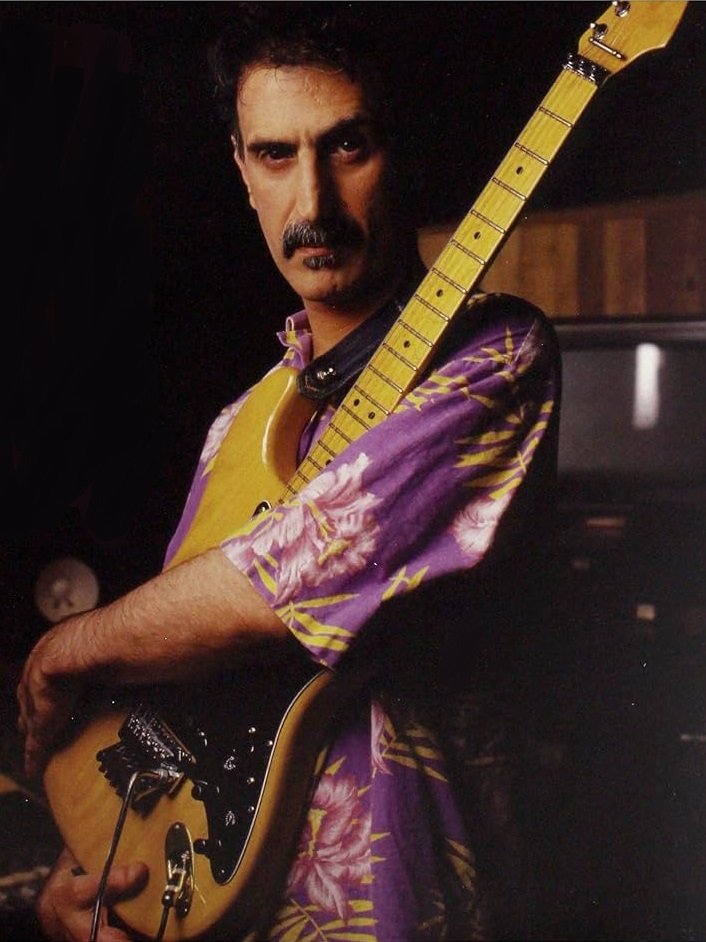 Frank Zappa abbraccia la sua Performance Custom Stratocaster