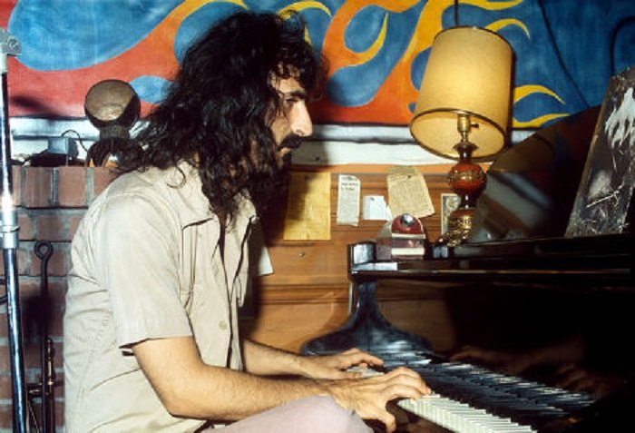 Frank Zappa suona il pianoforte