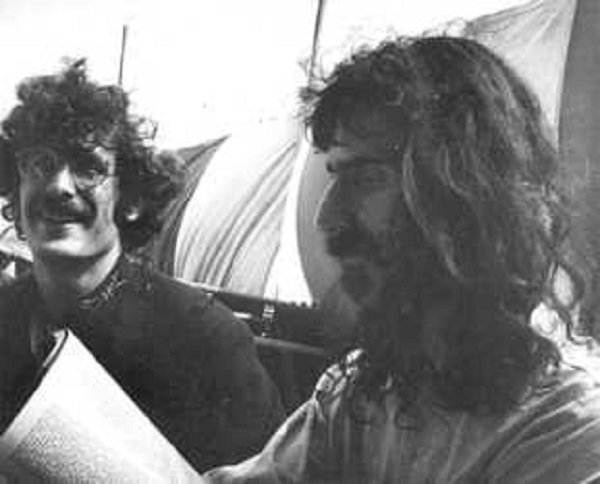 David Walley (autore del libro “No Commercial Potential") con Frank Zappa al Newport Jazz Festival, 1969