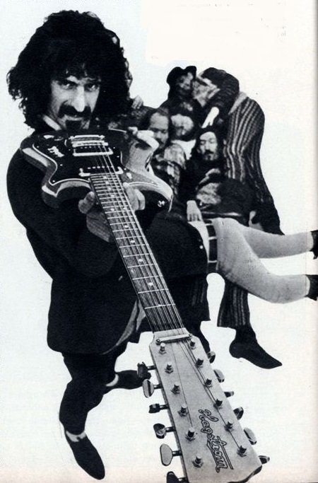 Frank Zappa con una chitarra Hagstrom